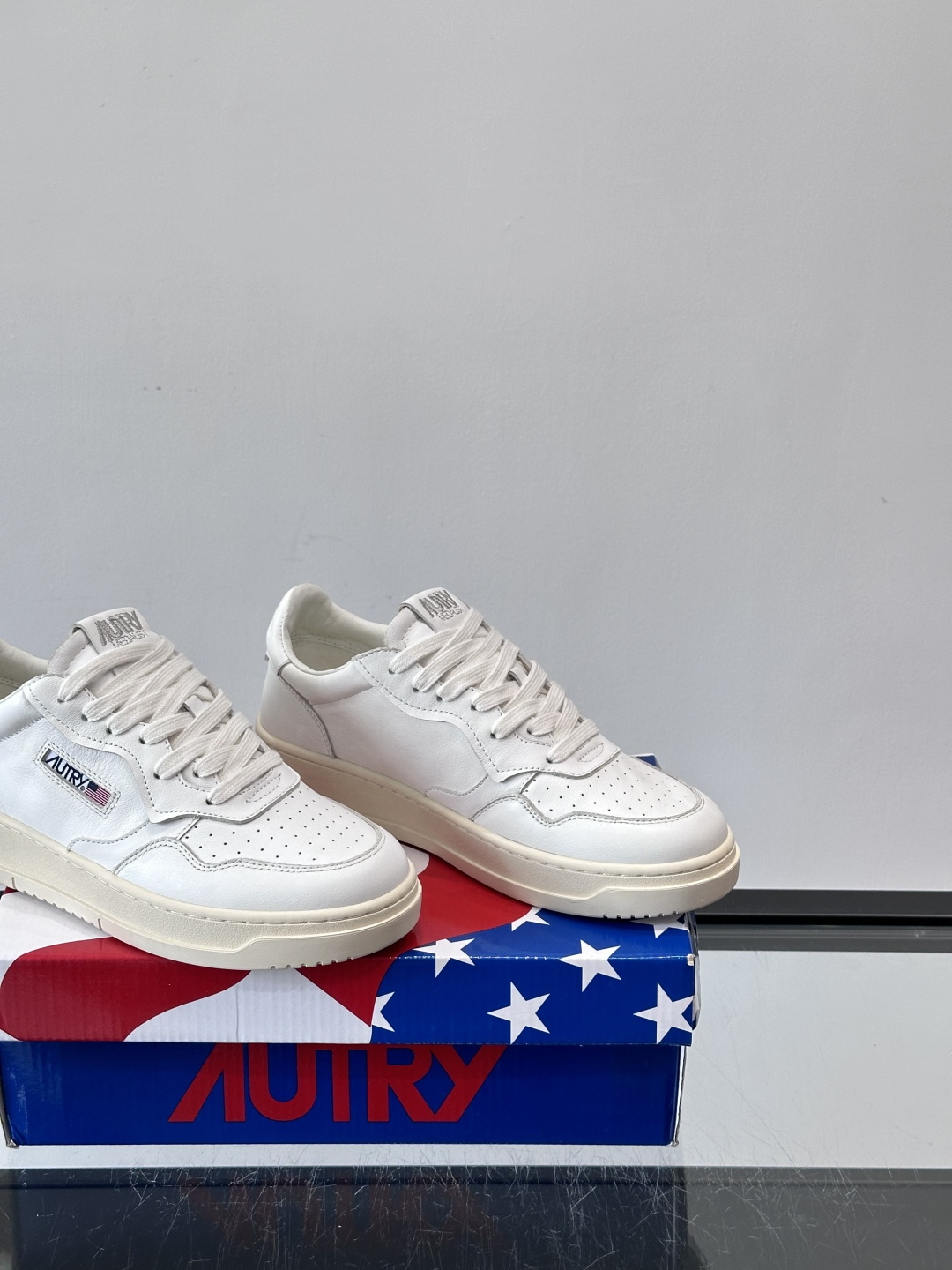 AUTRY 做旧系列小脏鞋AUTRY做旧日系列小脏鞋，黑白配色+拼色后跟，复古感满满！鞋面真皮，透气又耐