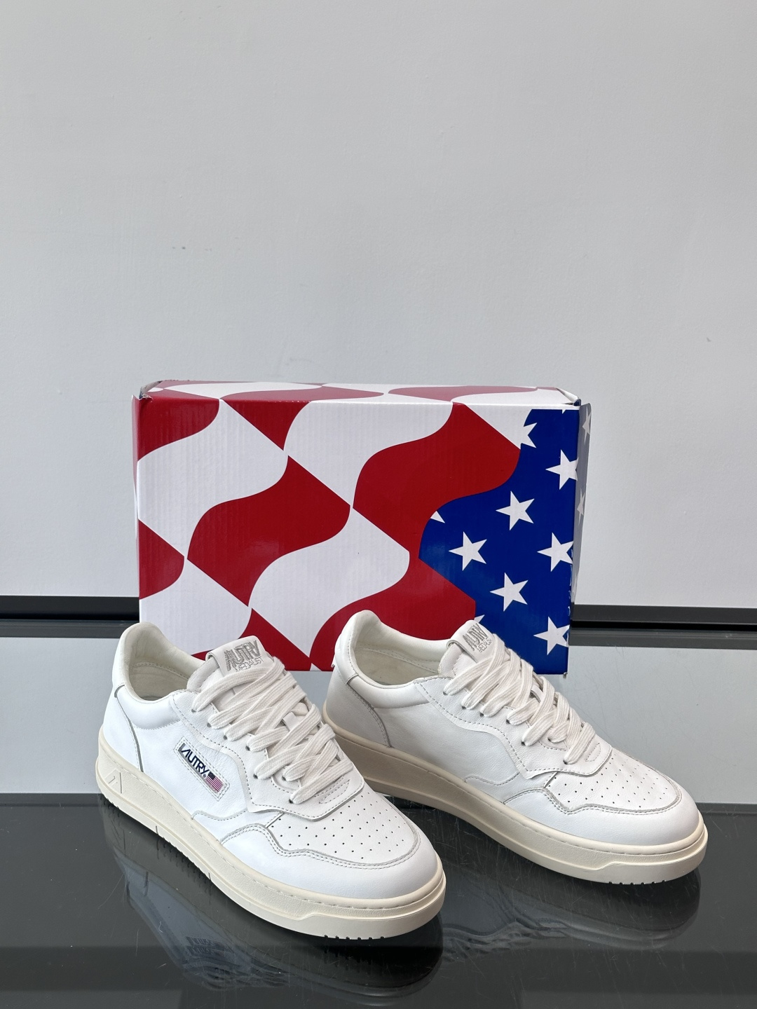 AUTRY 做旧系列小脏鞋AUTRY做旧日系列小脏鞋，黑白配色+拼色后跟，复古感满满！鞋面真皮，透气又耐