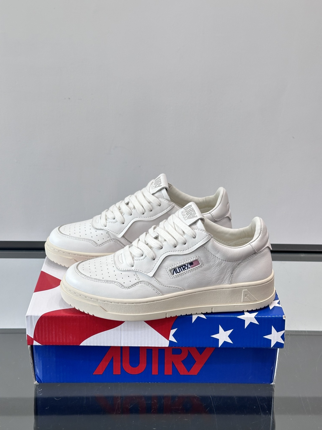 AUTRY 做旧系列小脏鞋AUTRY做旧日系列小脏鞋，黑白配色+拼色后跟，复古感满满！鞋面真皮，透气又耐