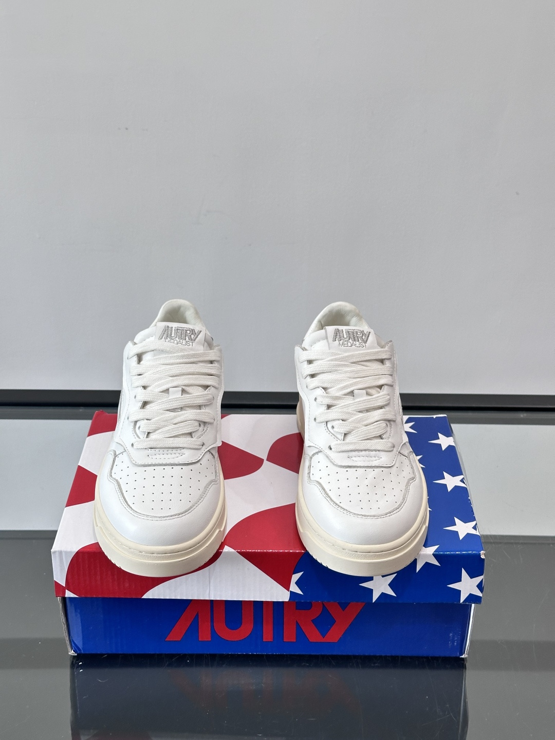 AUTRY 做旧系列小脏鞋AUTRY做旧日系列小脏鞋，黑白配色+拼色后跟，复古感满满！鞋面真皮，透气又耐