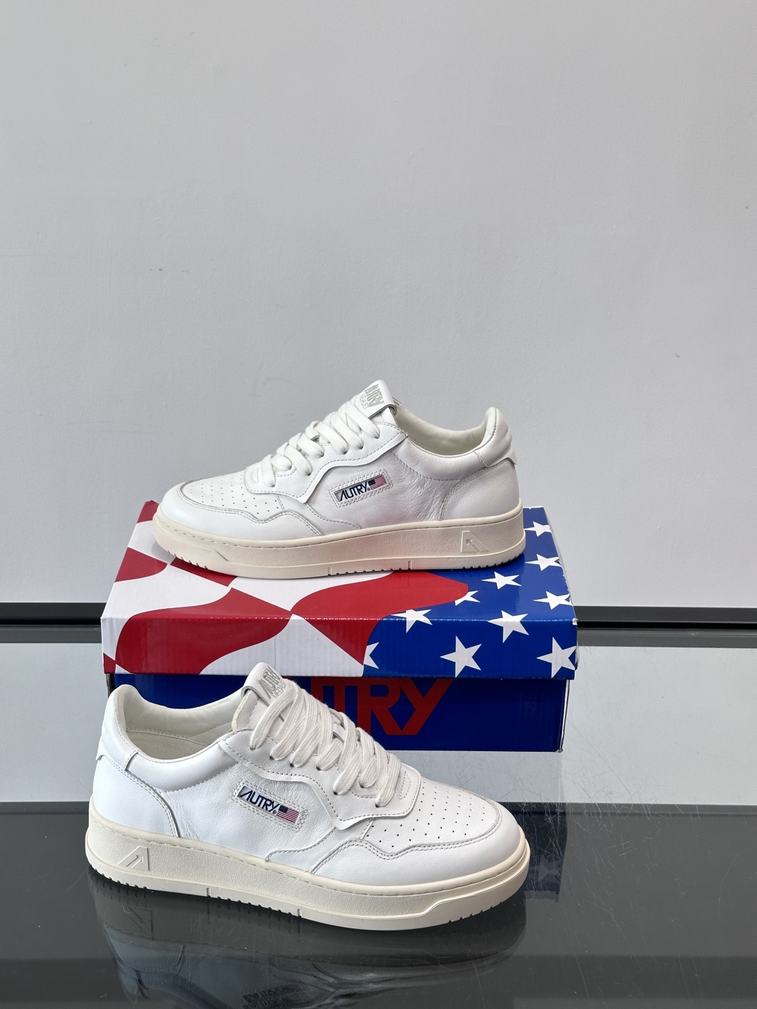 AUTRY 做旧系列小脏鞋AUTRY做旧日系列小脏鞋，黑白配色+拼色后跟，复古感满满！鞋面真皮，透气又耐