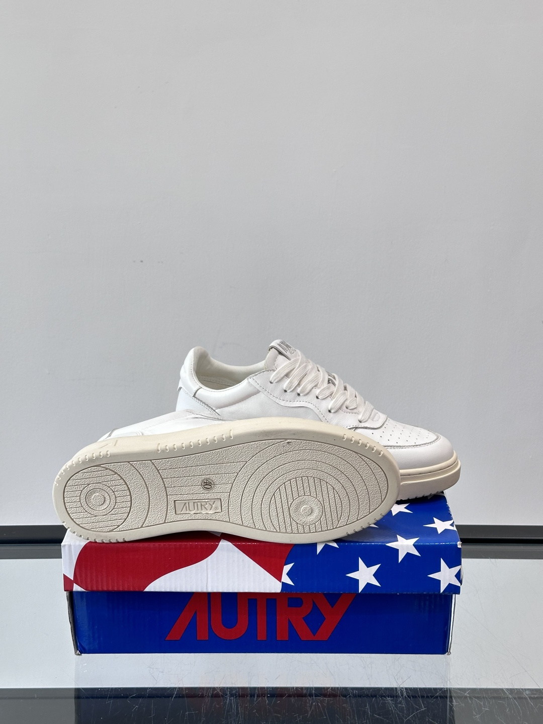 AUTRY 做旧系列小脏鞋AUTRY做旧日系列小脏鞋，黑白配色+拼色后跟，复古感满满！鞋面真皮，透气又耐