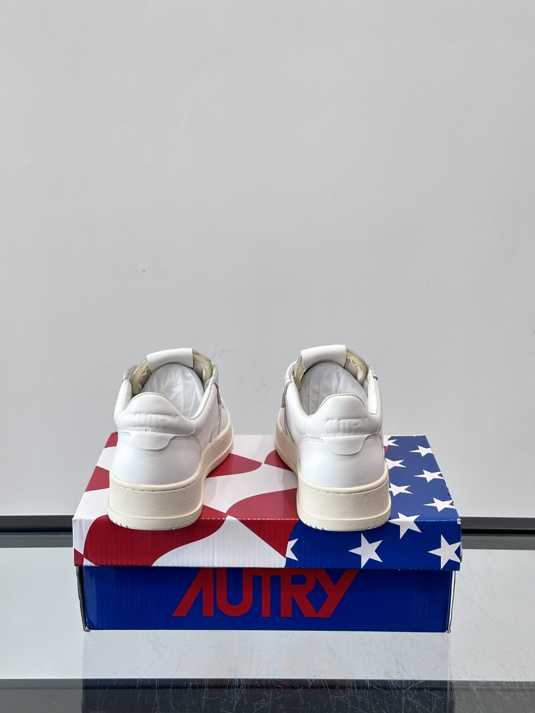 AUTRY 做旧系列小脏鞋AUTRY做旧日系列小脏鞋，黑白配色+拼色后跟，复古感满满！鞋面真皮，透气又耐