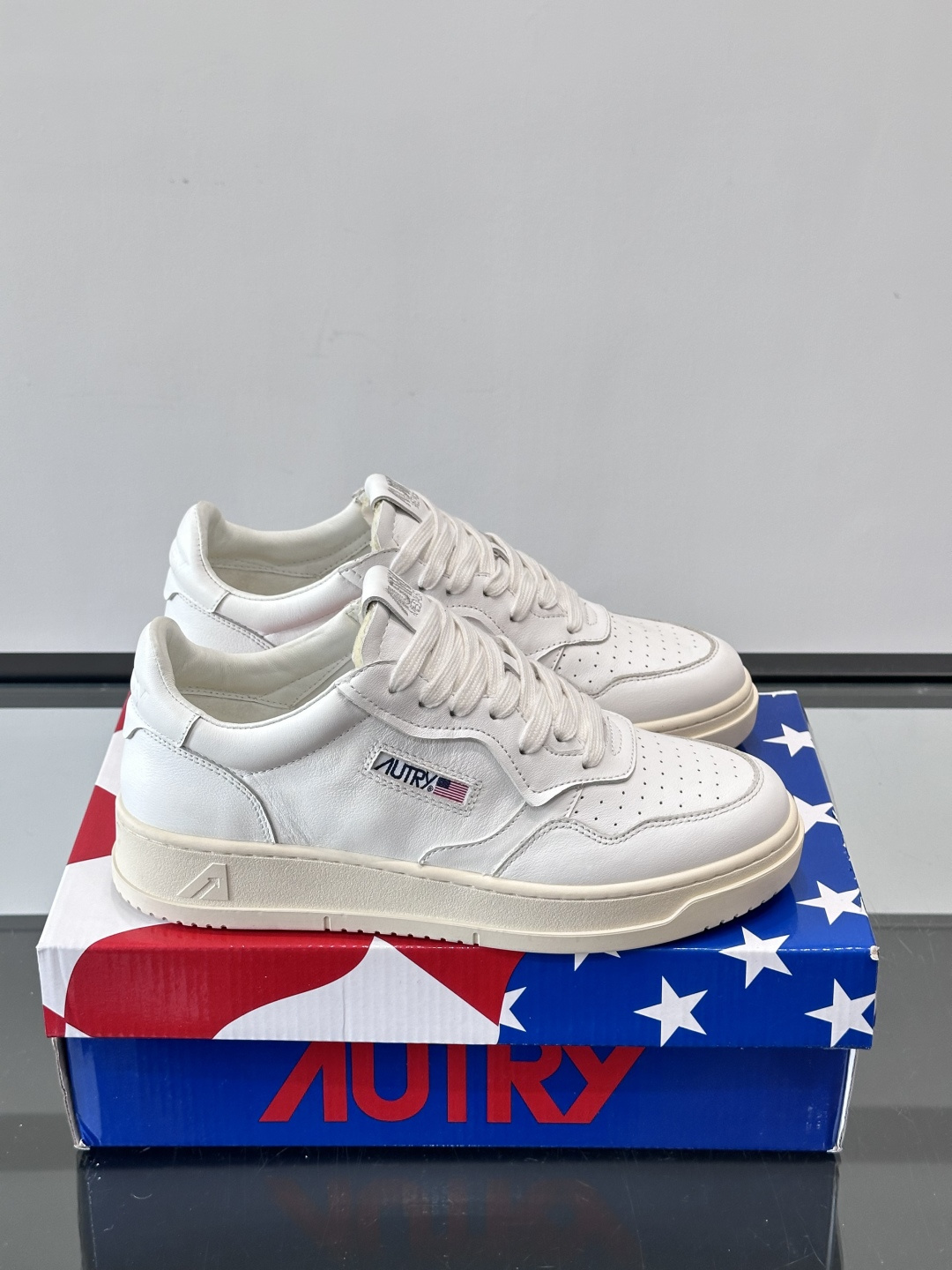 AUTRY 做旧系列小脏鞋AUTRY做旧日系列小脏鞋，黑白配色+拼色后跟，复古感满满！鞋面真皮，透气又耐