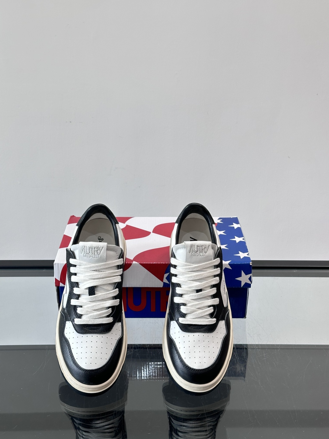 AUTRY 做旧系列小脏鞋AUTRY做旧日系列小脏鞋，黑白配色+拼色后跟，复古感满满！鞋面真皮，透气又耐