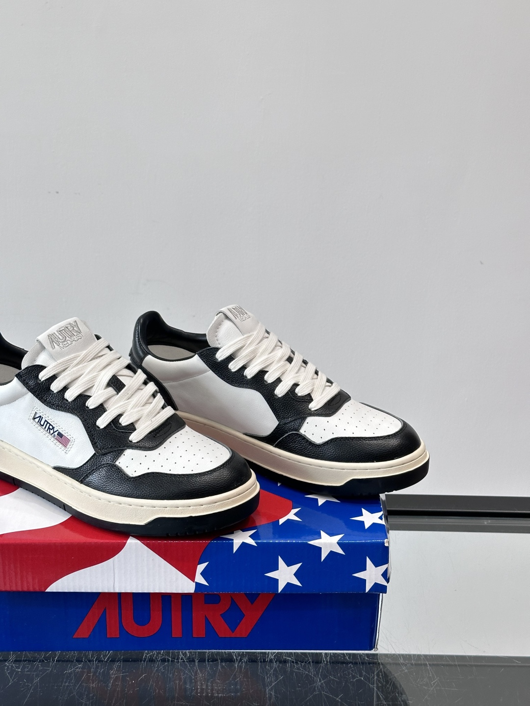 AUTRY 做旧系列小脏鞋AUTRY做旧日系列小脏鞋，黑白配色+拼色后跟，复古感满满！鞋面真皮，透气又耐