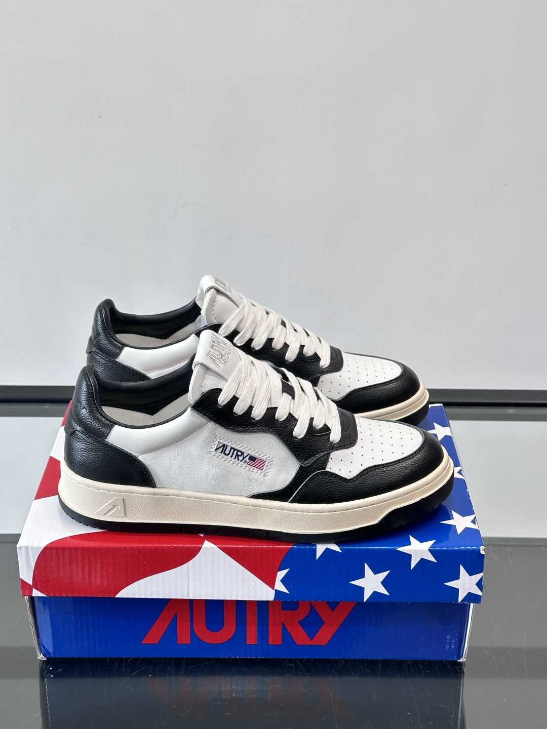 AUTRY 做旧系列小脏鞋AUTRY做旧日系列小脏鞋，黑白配色+拼色后跟，复古感满满！鞋面真皮，透气又耐