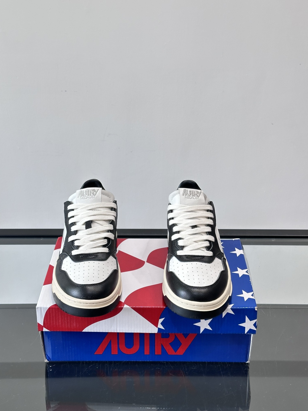 AUTRY 做旧系列小脏鞋AUTRY做旧日系列小脏鞋，黑白配色+拼色后跟，复古感满满！鞋面真皮，透气又耐