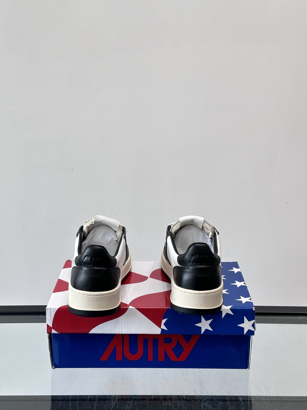 AUTRY 做旧系列小脏鞋AUTRY做旧日系列小脏鞋，黑白配色+拼色后跟，复古感满满！鞋面真皮，透气又耐