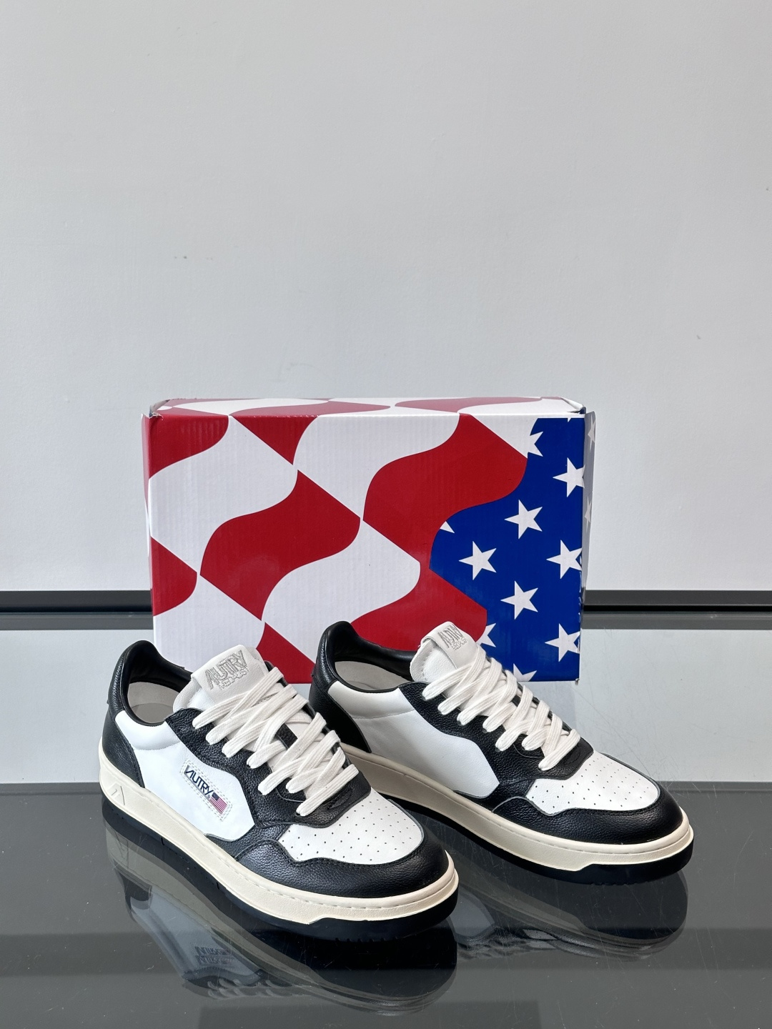 AUTRY 做旧系列小脏鞋AUTRY做旧日系列小脏鞋，黑白配色+拼色后跟，复古感满满！鞋面真皮，透气又耐