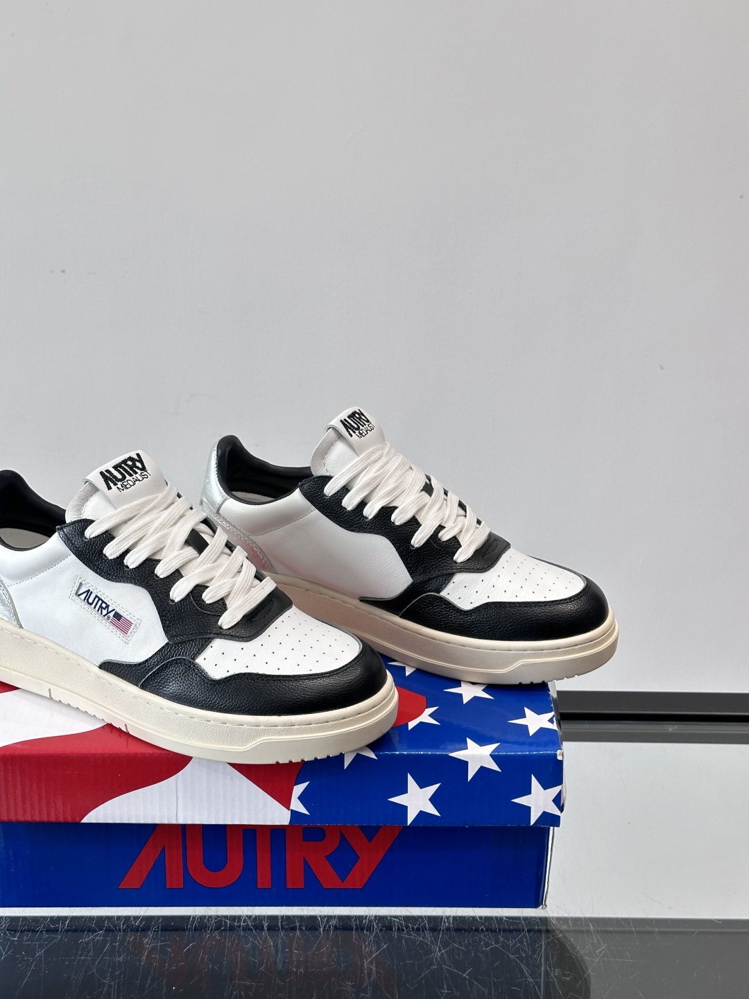 AUTRY 做旧系列小脏鞋AUTRY做旧日系列小脏鞋，黑白配色+拼色后跟，复古感满满！鞋面真皮，透气又耐