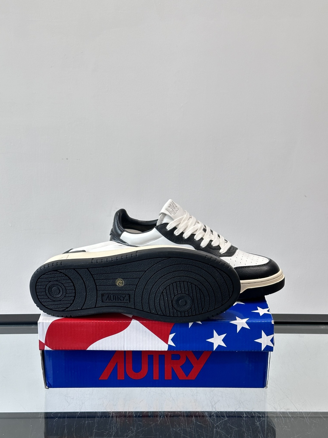 AUTRY 做旧系列小脏鞋AUTRY做旧日系列小脏鞋，黑白配色+拼色后跟，复古感满满！鞋面真皮，透气又耐