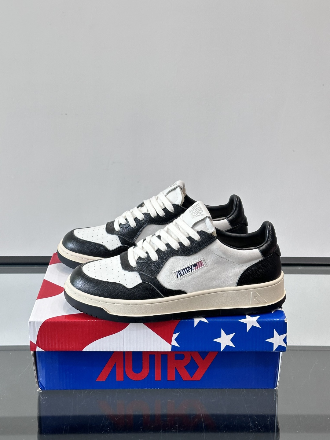 AUTRY 做旧系列小脏鞋AUTRY做旧日系列小脏鞋，黑白配色+拼色后跟，复古感满满！鞋面真皮，透气又耐