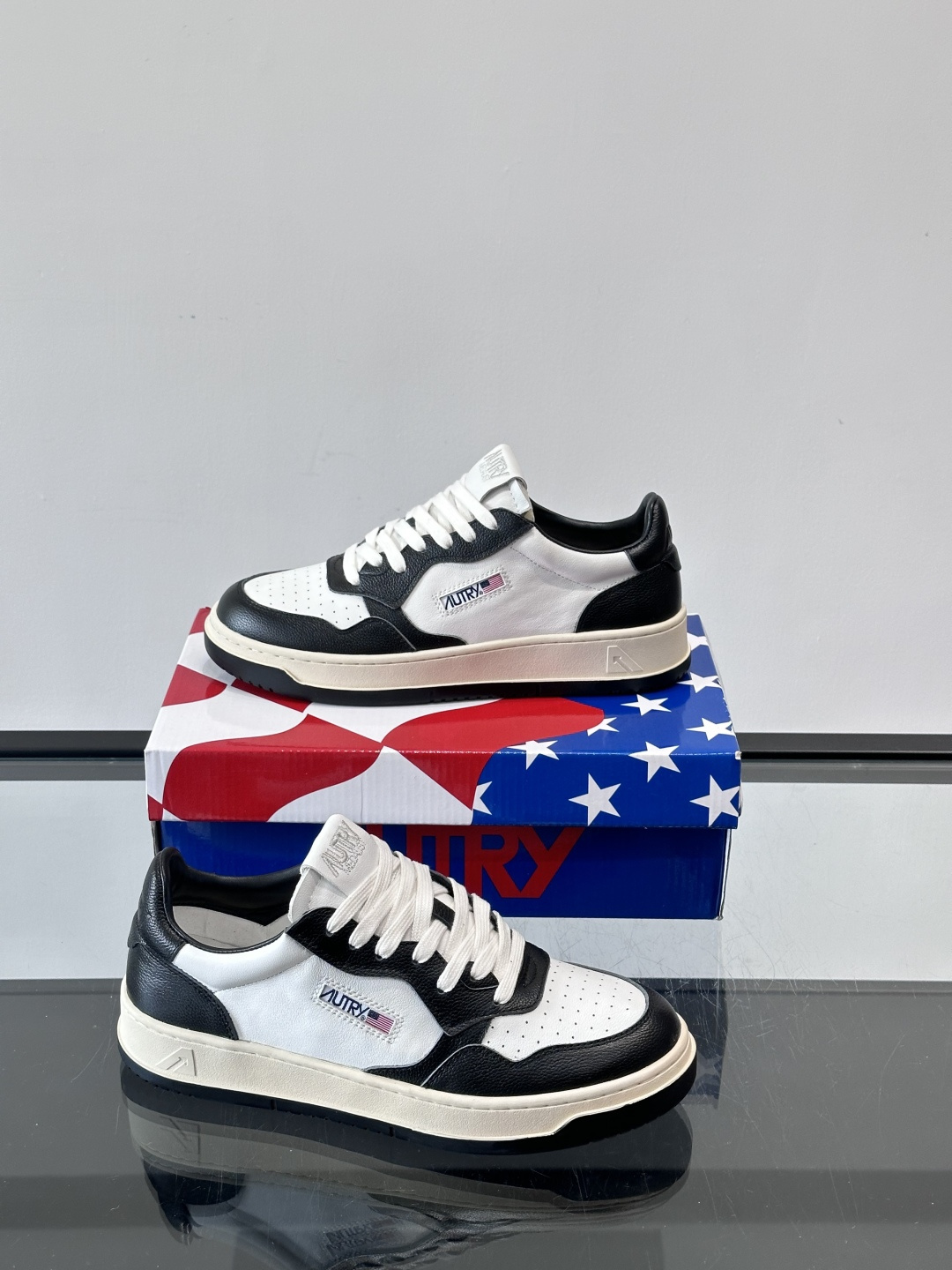 AUTRY 做旧系列小脏鞋AUTRY做旧日系列小脏鞋，黑白配色+拼色后跟，复古感满满！鞋面真皮，透气又耐