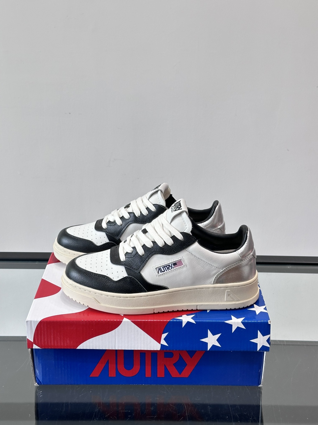 AUTRY 做旧系列小脏鞋AUTRY做旧日系列小脏鞋，黑白配色+拼色后跟，复古感满满！鞋面真皮，透气又耐