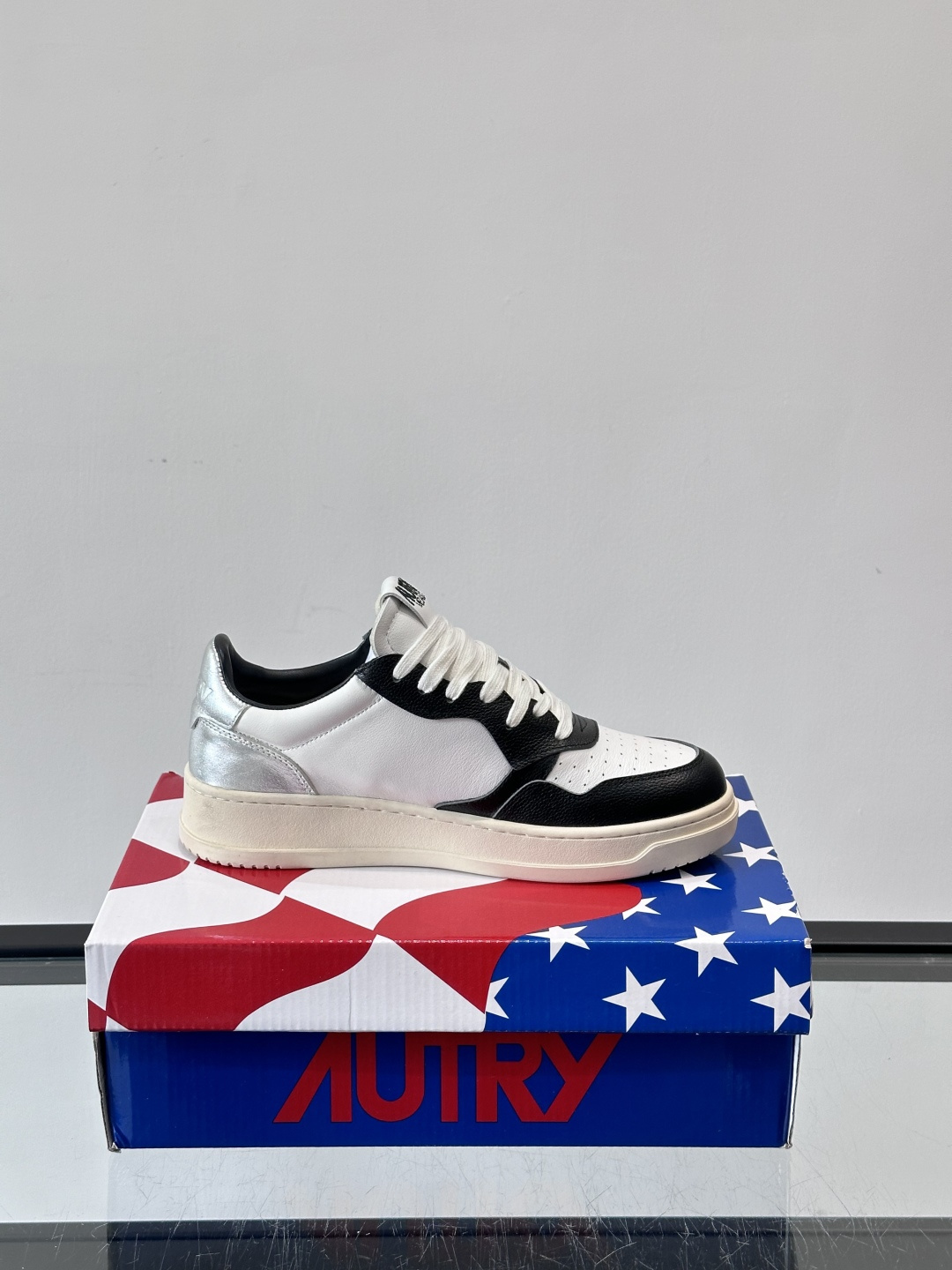 AUTRY 做旧系列小脏鞋AUTRY做旧日系列小脏鞋，黑白配色+拼色后跟，复古感满满！鞋面真皮，透气又耐