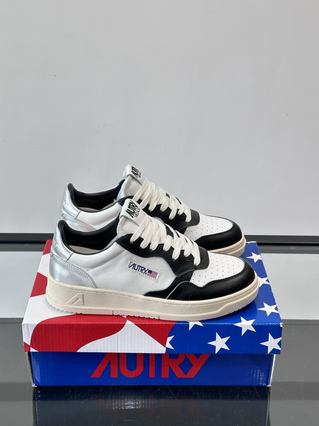 AUTRY 做旧系列小脏鞋AUTRY做旧日系列小脏鞋，黑白配色+拼色后跟，复古感满满！鞋面真皮，透气又耐
