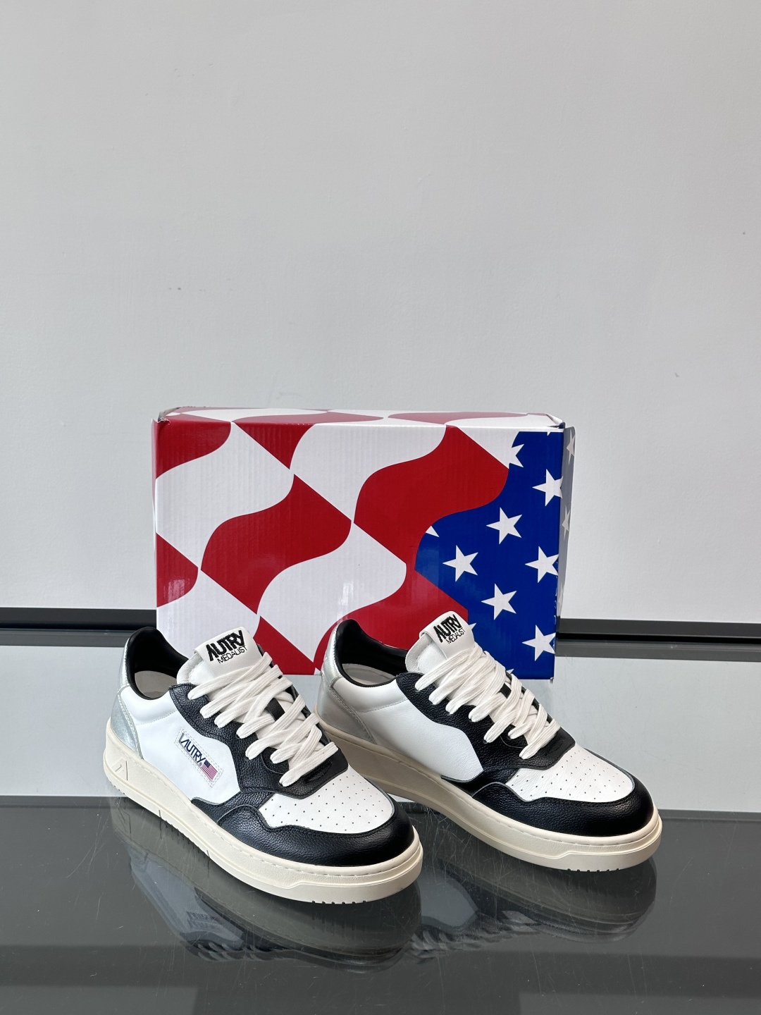 AUTRY 做旧系列小脏鞋AUTRY做旧日系列小脏鞋，黑白配色+拼色后跟，复古感满满！鞋面真皮，透气又耐