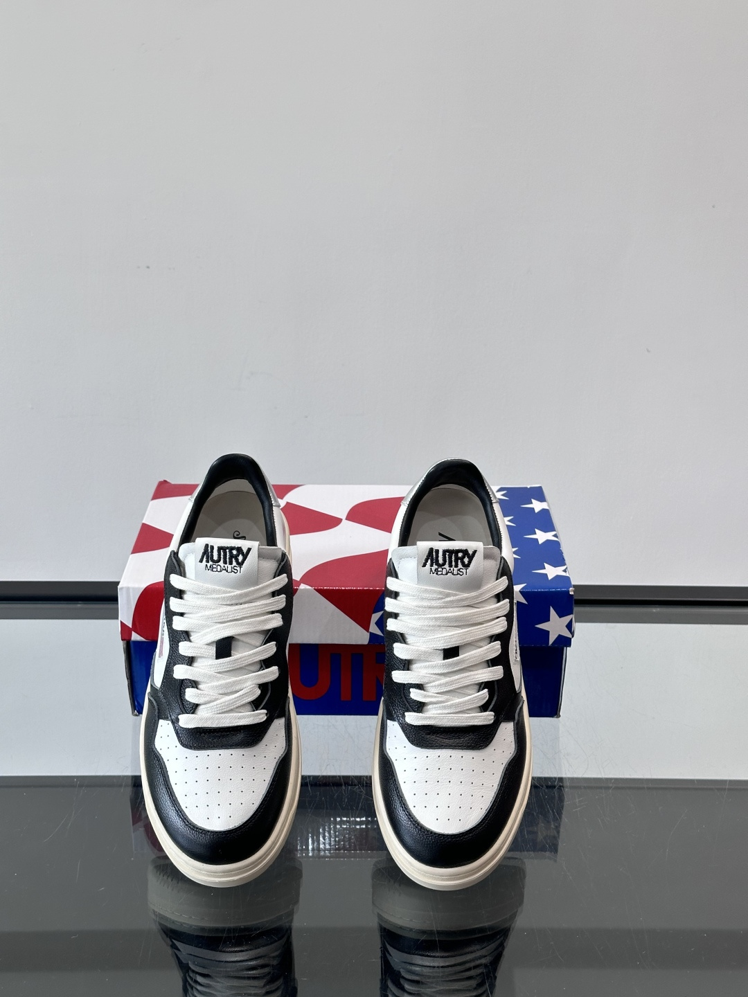 AUTRY 做旧系列小脏鞋AUTRY做旧日系列小脏鞋，黑白配色+拼色后跟，复古感满满！鞋面真皮，透气又耐