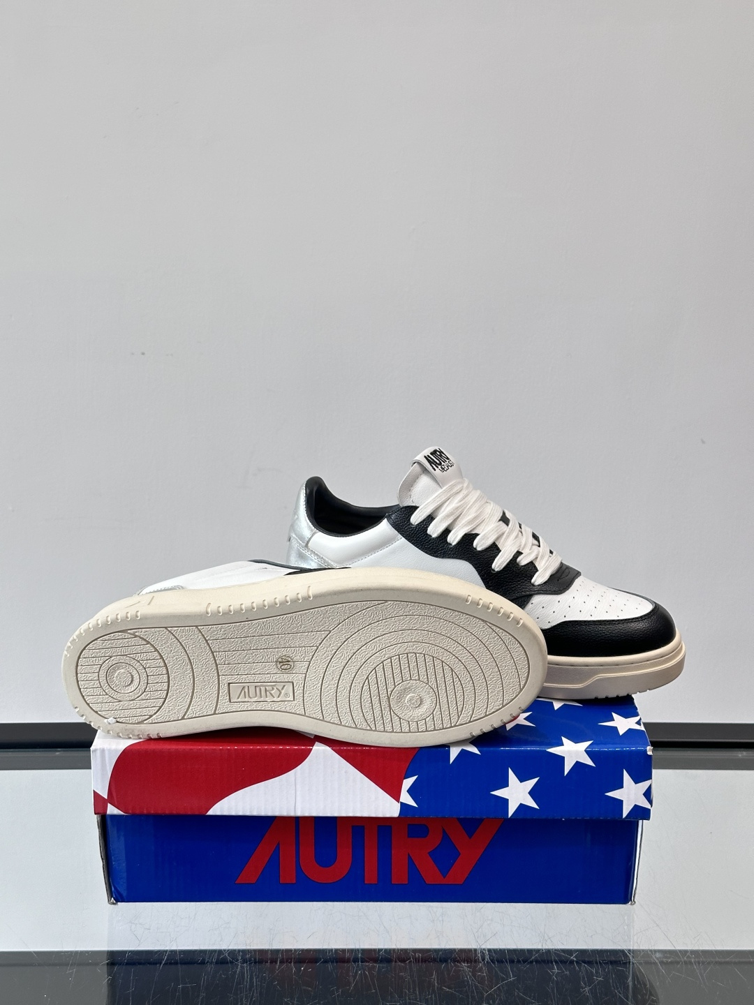 AUTRY 做旧系列小脏鞋AUTRY做旧日系列小脏鞋，黑白配色+拼色后跟，复古感满满！鞋面真皮，透气又耐