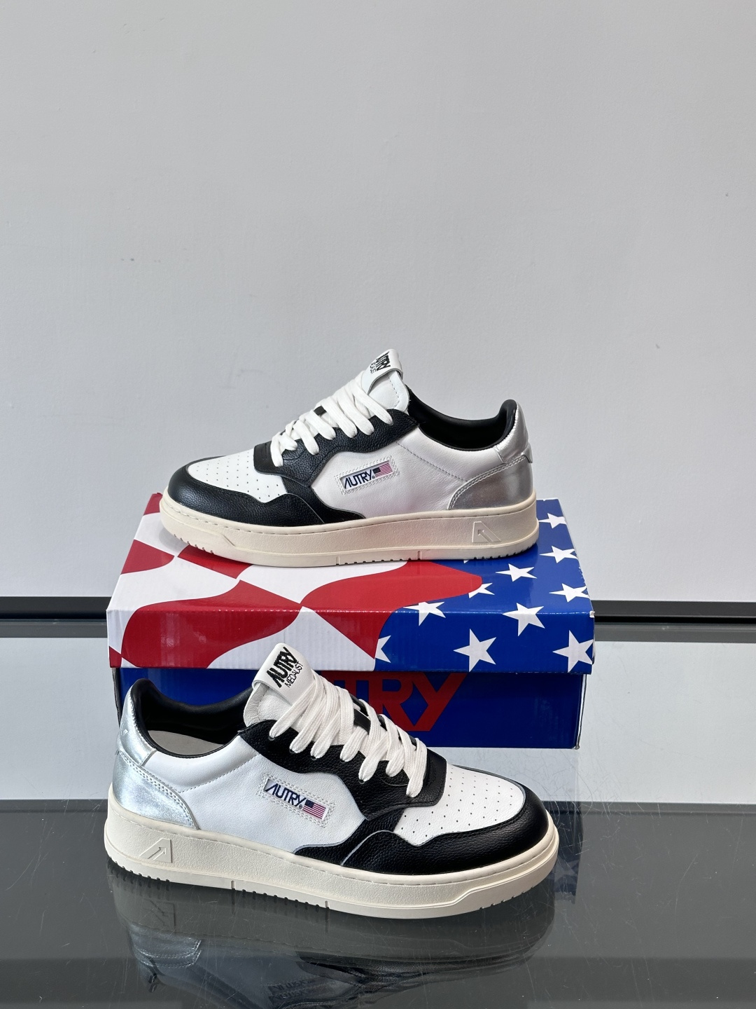 AUTRY 做旧系列小脏鞋AUTRY做旧日系列小脏鞋，黑白配色+拼色后跟，复古感满满！鞋面真皮，透气又耐