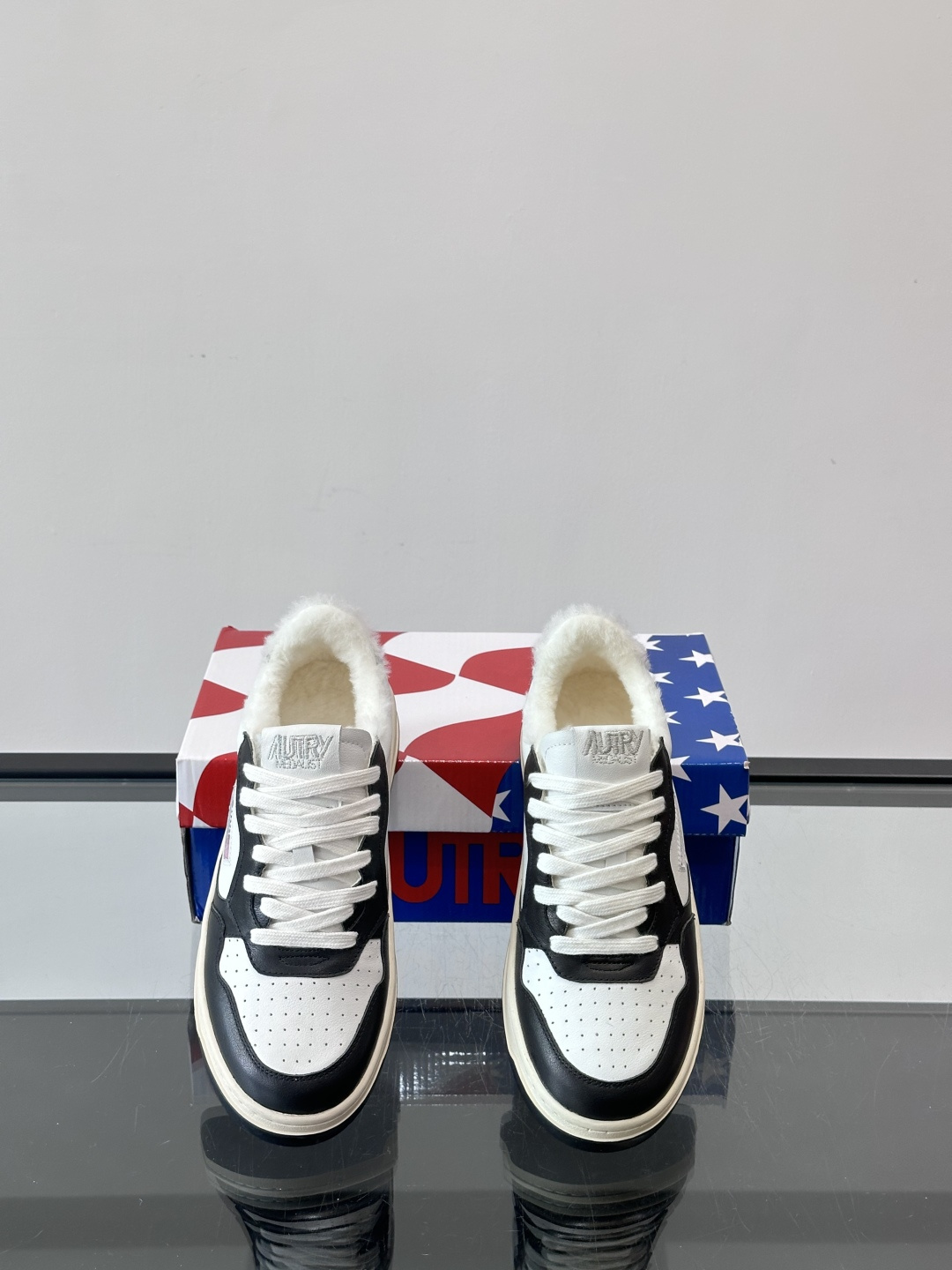 AUTRY 复古美式羊毛小白鞋AUTRY这款复古美式小白鞋，黑白配色超经典，被称为“熊猫鞋”！鞋面用头层