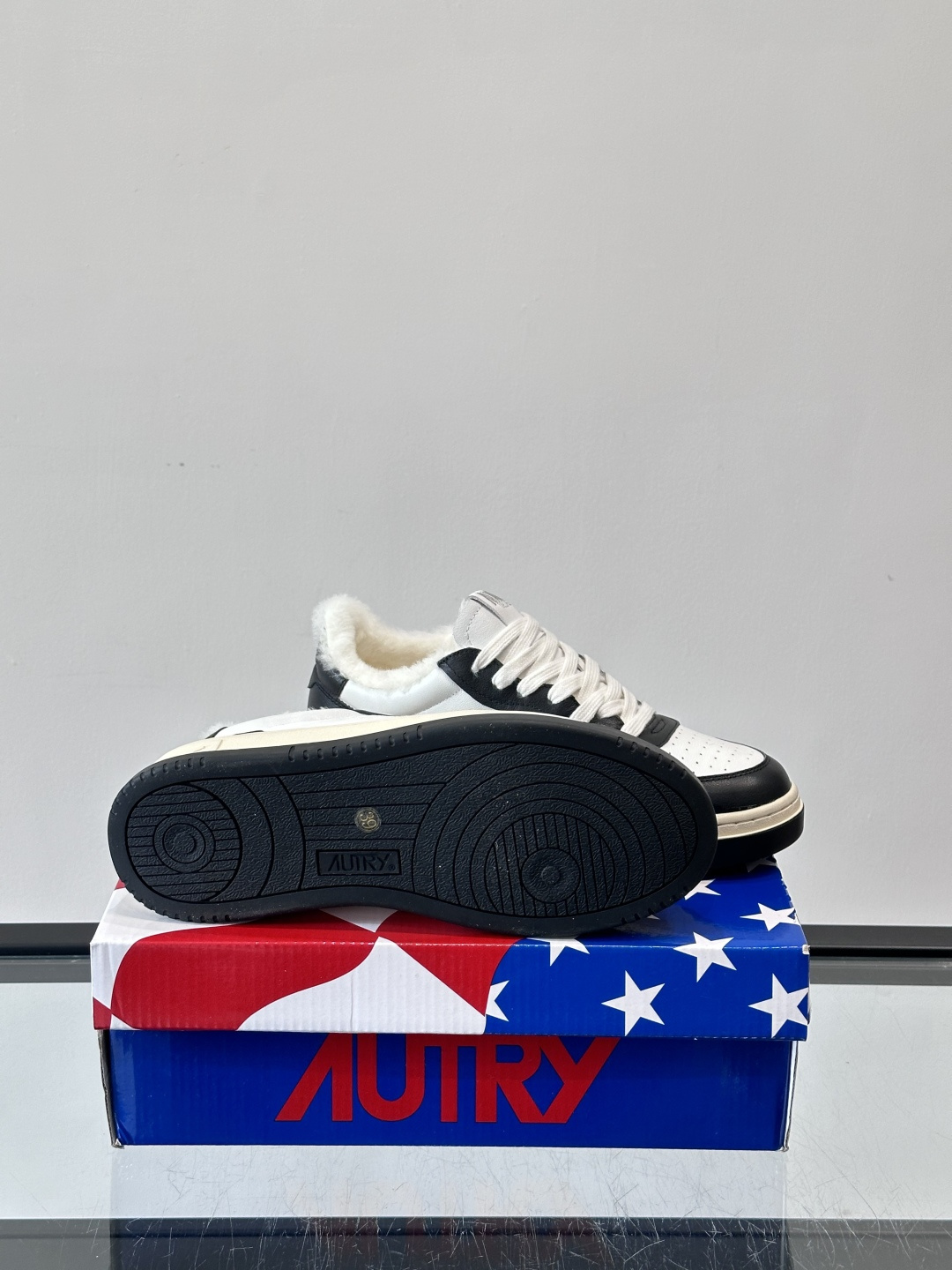 AUTRY 复古美式羊毛小白鞋AUTRY这款复古美式小白鞋，黑白配色超经典，被称为“熊猫鞋”！鞋面用头层