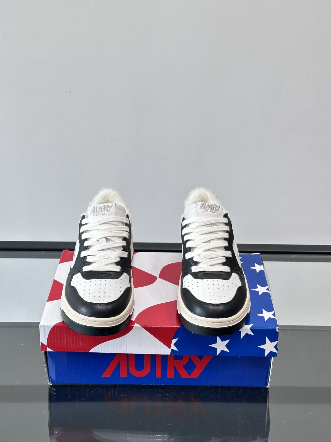AUTRY 复古美式羊毛小白鞋AUTRY这款复古美式小白鞋，黑白配色超经典，被称为“熊猫鞋”！鞋面用头层
