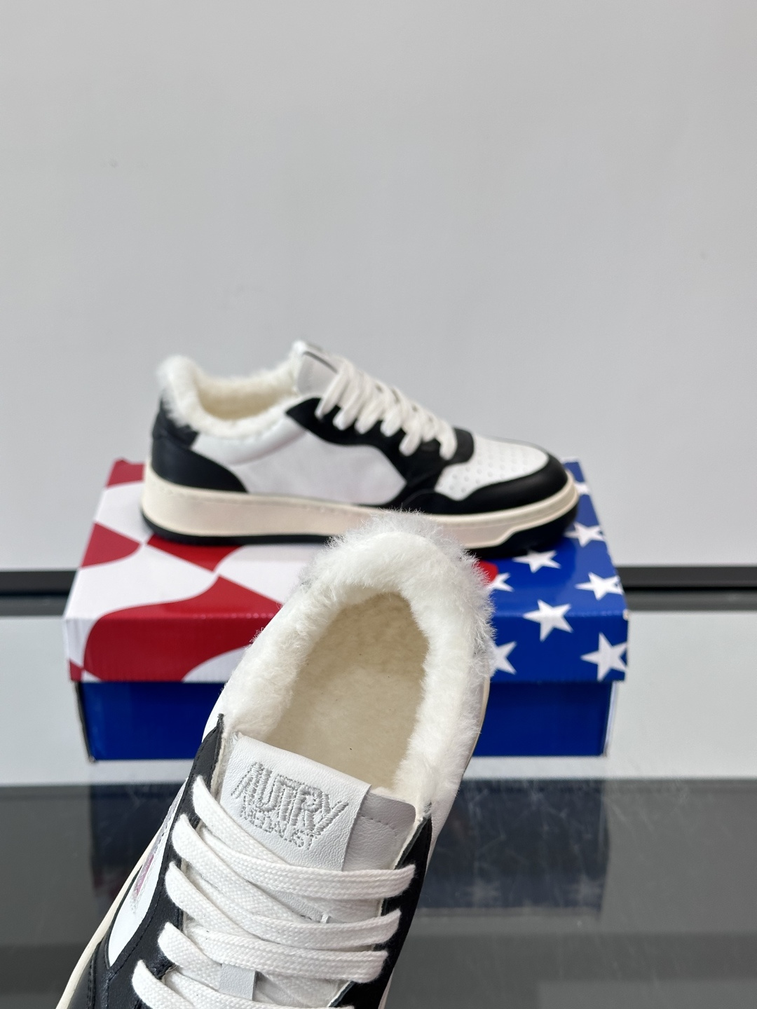 AUTRY 复古美式羊毛小白鞋AUTRY这款复古美式小白鞋，黑白配色超经典，被称为“熊猫鞋”！鞋面用头层