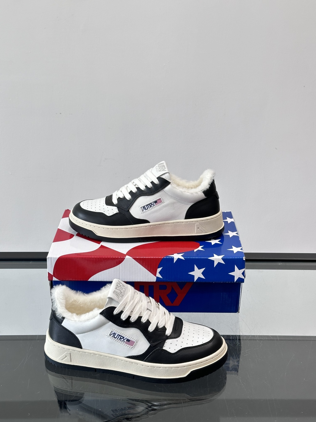 AUTRY 复古美式羊毛小白鞋AUTRY这款复古美式小白鞋，黑白配色超经典，被称为“熊猫鞋”！鞋面用头层