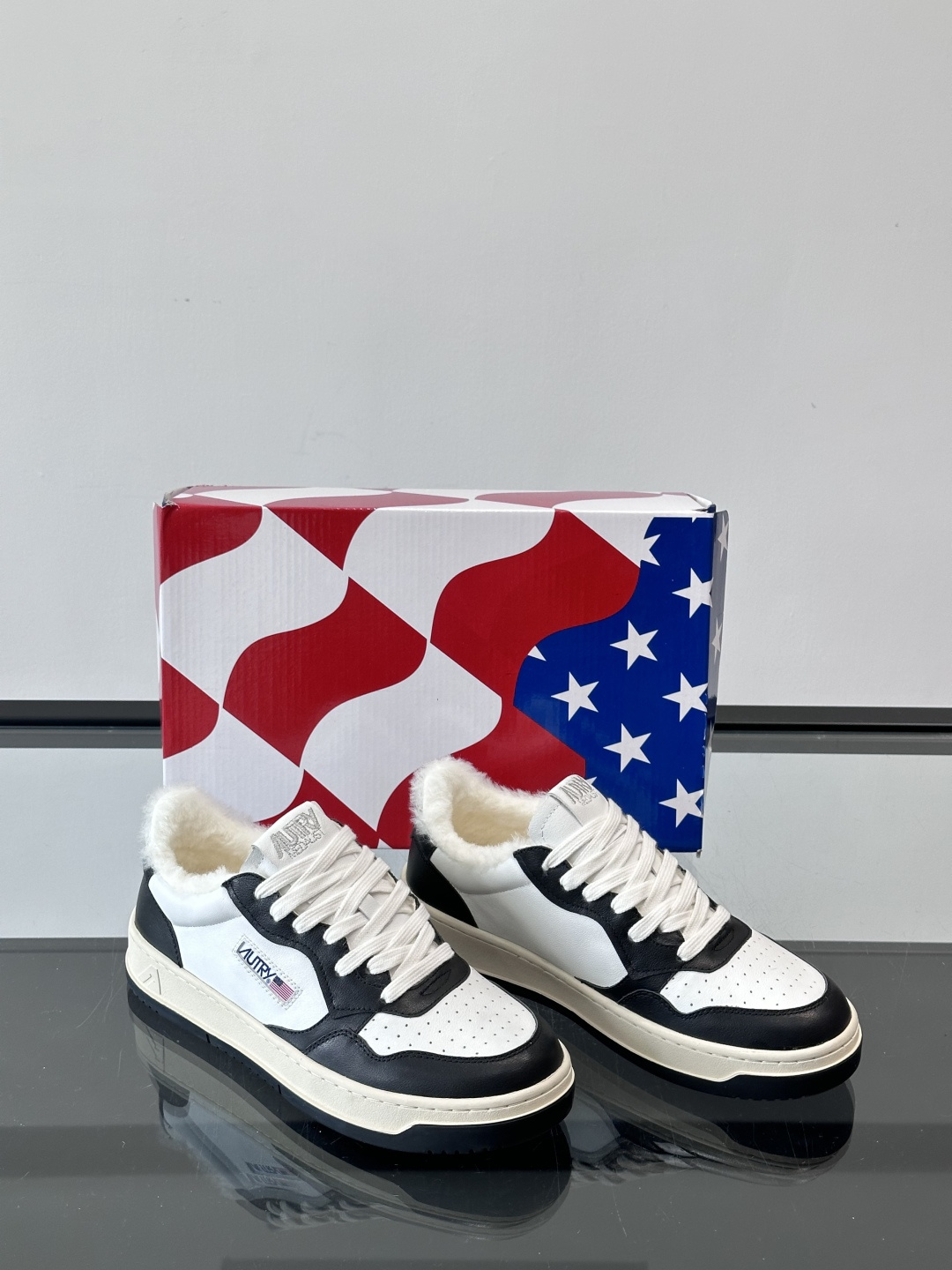 AUTRY 复古美式羊毛小白鞋AUTRY这款复古美式小白鞋，黑白配色超经典，被称为“熊猫鞋”！鞋面用头层