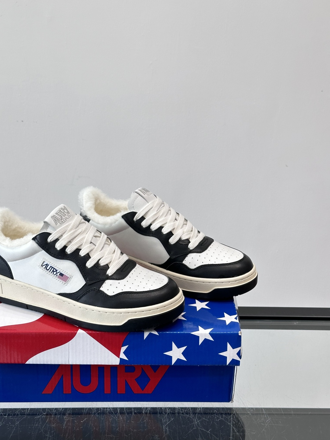 AUTRY 复古美式羊毛小白鞋AUTRY这款复古美式小白鞋，黑白配色超经典，被称为“熊猫鞋”！鞋面用头层
