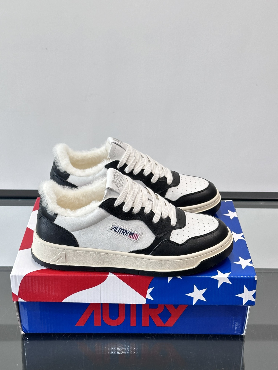 AUTRY 复古美式羊毛小白鞋AUTRY这款复古美式小白鞋，黑白配色超经典，被称为“熊猫鞋”！鞋面用头层