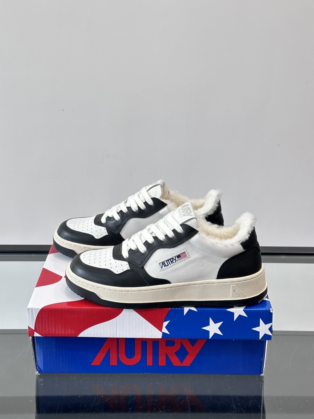AUTRY 复古美式羊毛小白鞋AUTRY这款复古美式小白鞋，黑白配色超经典，被称为“熊猫鞋”！鞋面用头层