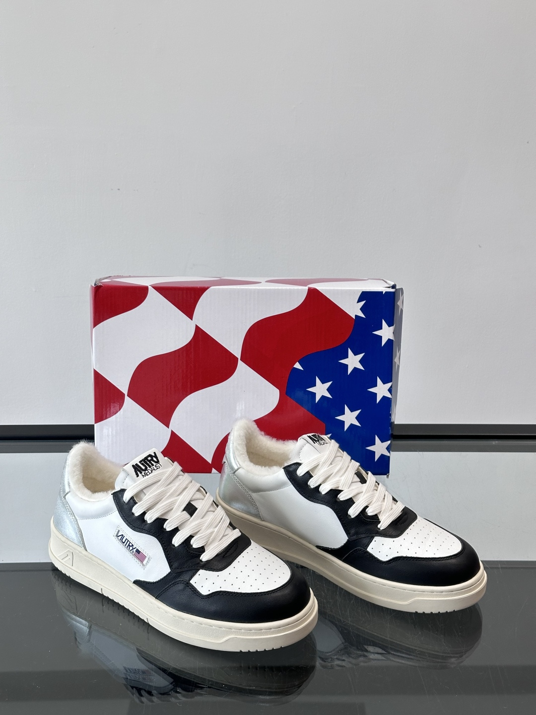 AUTRY 复古美式羊毛小白鞋AUTRY这款复古美式小白鞋，黑白配色超经典，被称为“熊猫鞋”！鞋面用头层