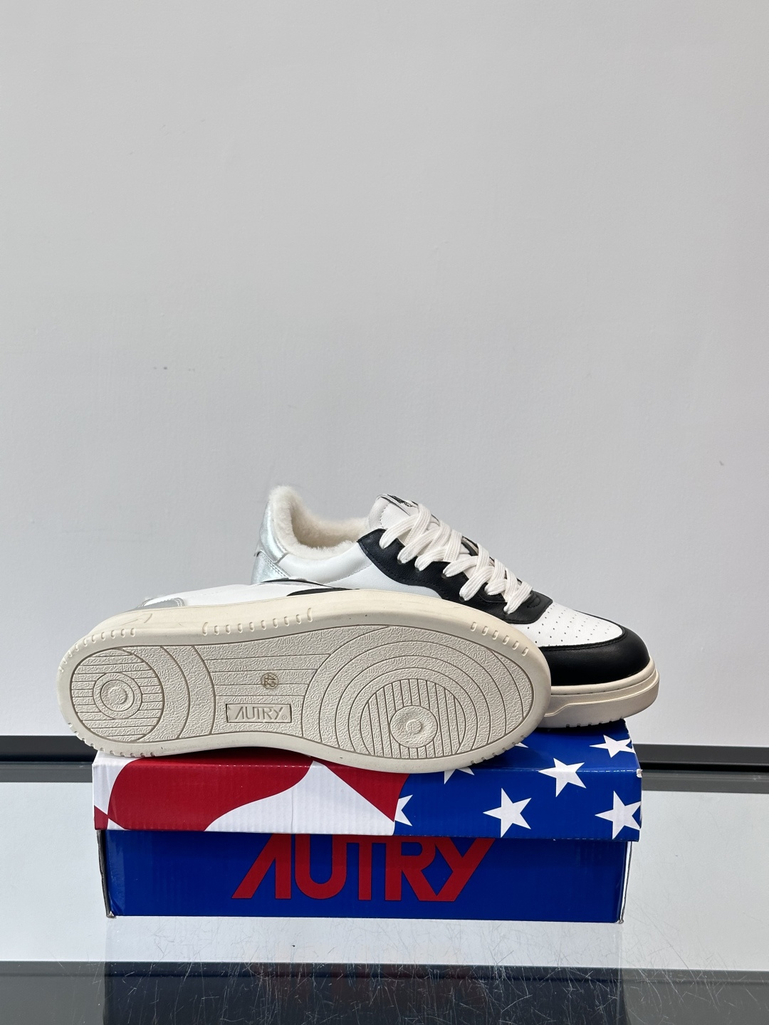 AUTRY 复古美式羊毛小白鞋AUTRY这款复古美式小白鞋，黑白配色超经典，被称为“熊猫鞋”！鞋面用头层