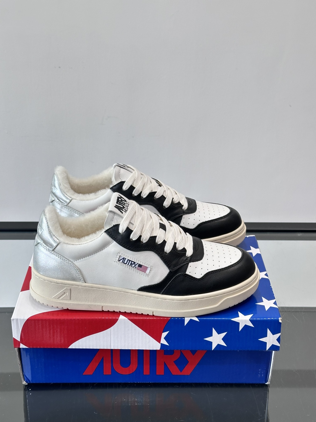 AUTRY 复古美式羊毛小白鞋AUTRY这款复古美式小白鞋，黑白配色超经典，被称为“熊猫鞋”！鞋面用头层