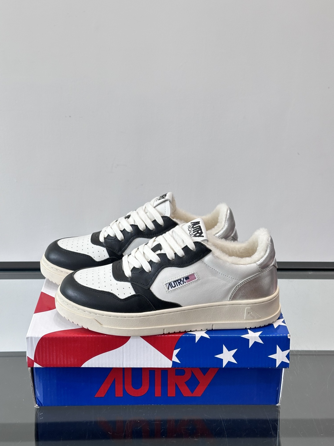 AUTRY 复古美式羊毛小白鞋AUTRY这款复古美式小白鞋，黑白配色超经典，被称为“熊猫鞋”！鞋面用头层