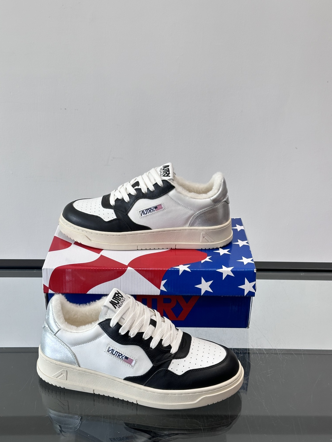 AUTRY 复古美式羊毛小白鞋AUTRY这款复古美式小白鞋，黑白配色超经典，被称为“熊猫鞋”！鞋面用头层