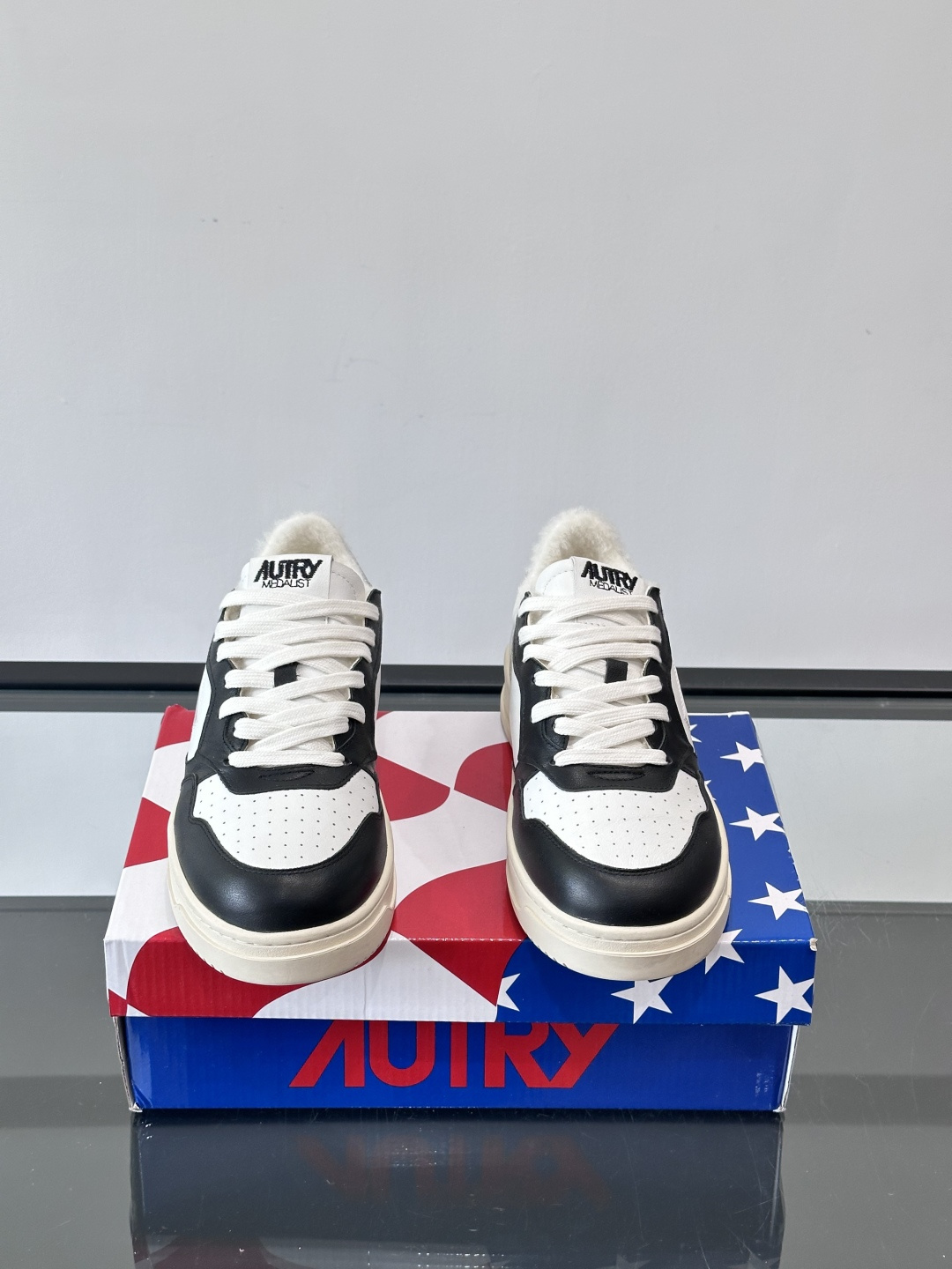 AUTRY 复古美式羊毛小白鞋AUTRY这款复古美式小白鞋，黑白配色超经典，被称为“熊猫鞋”！鞋面用头层