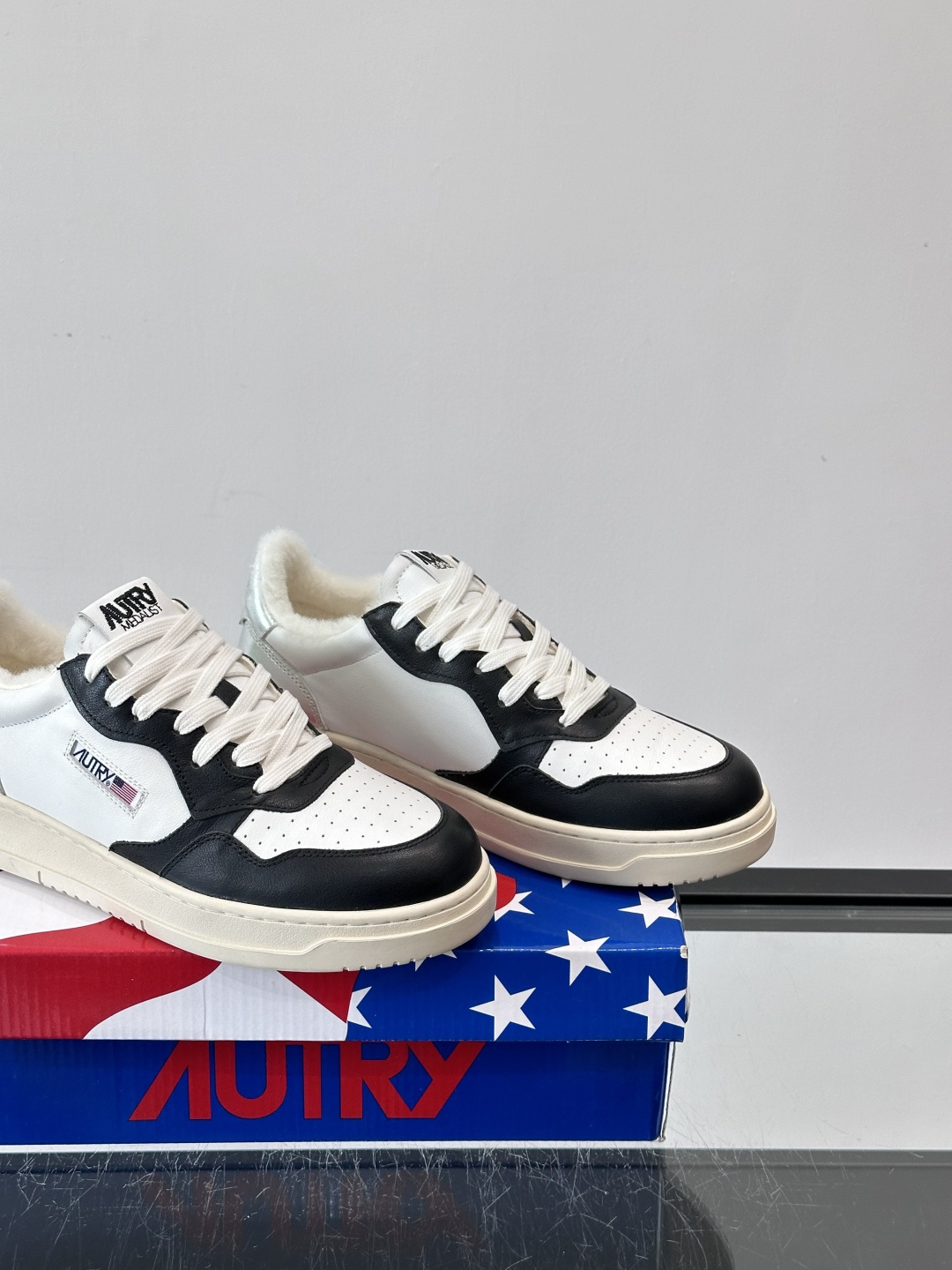 AUTRY 复古美式羊毛小白鞋AUTRY这款复古美式小白鞋，黑白配色超经典，被称为“熊猫鞋”！鞋面用头层