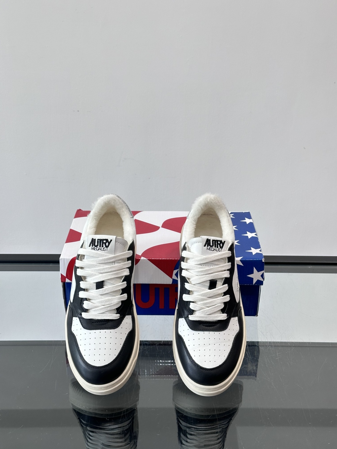 AUTRY 复古美式羊毛小白鞋AUTRY这款复古美式小白鞋，黑白配色超经典，被称为“熊猫鞋”！鞋面用头层