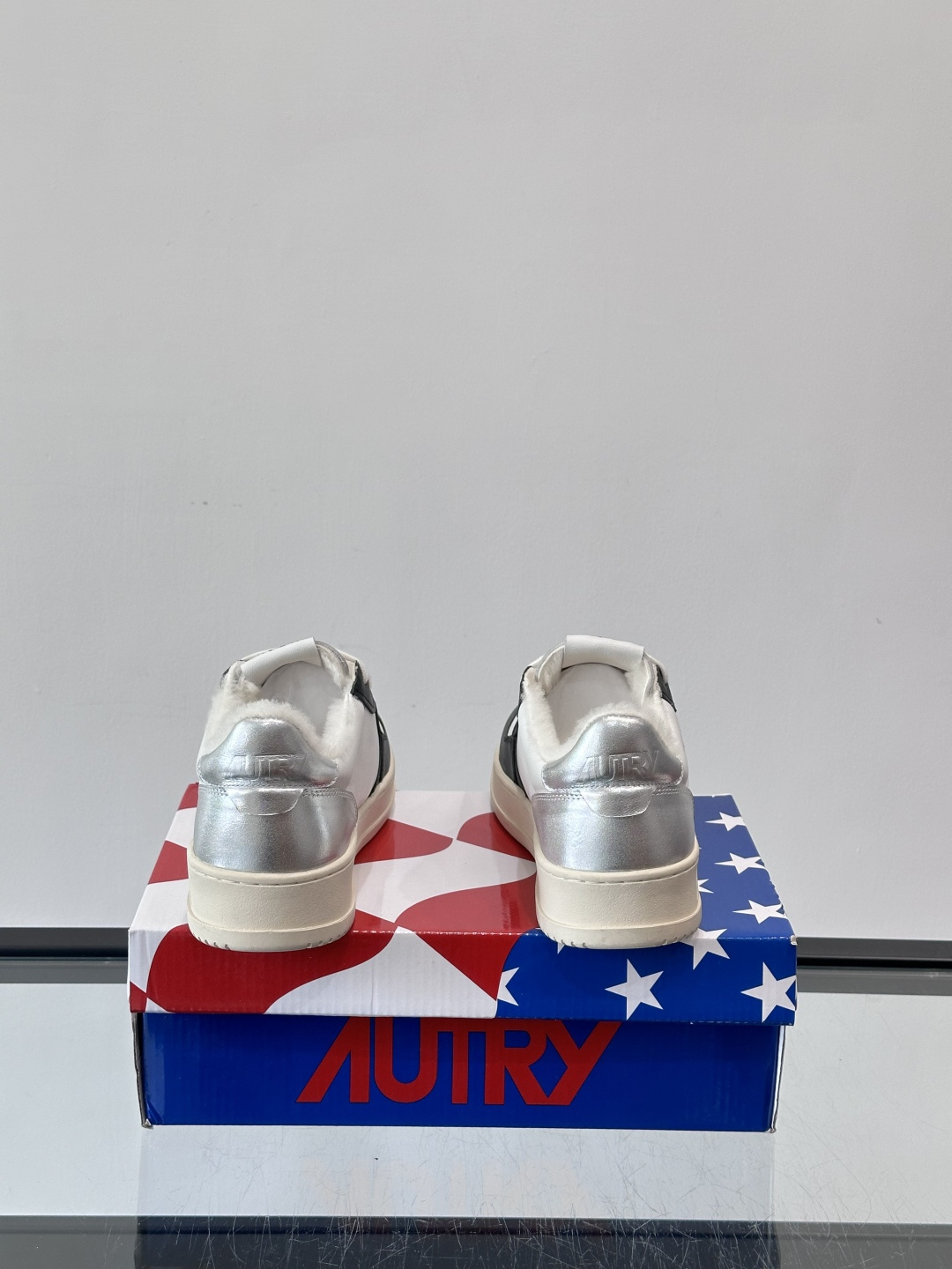 AUTRY 复古美式羊毛小白鞋AUTRY这款复古美式小白鞋，黑白配色超经典，被称为“熊猫鞋”！鞋面用头层