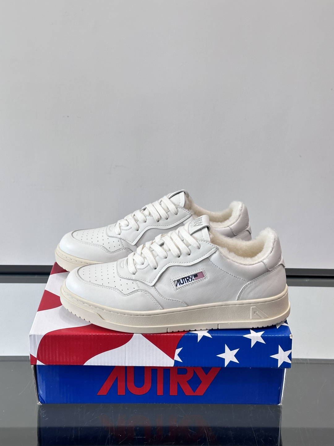 AUTRY 复古美式羊毛小白鞋AUTRY这款复古美式小白鞋，黑白配色超经典，被称为“熊猫鞋”！鞋面用头层
