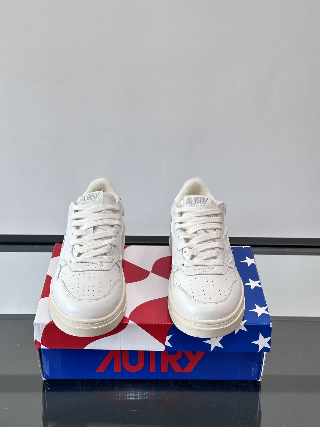 AUTRY 复古美式羊毛小白鞋AUTRY这款复古美式小白鞋，黑白配色超经典，被称为“熊猫鞋”！鞋面用头层