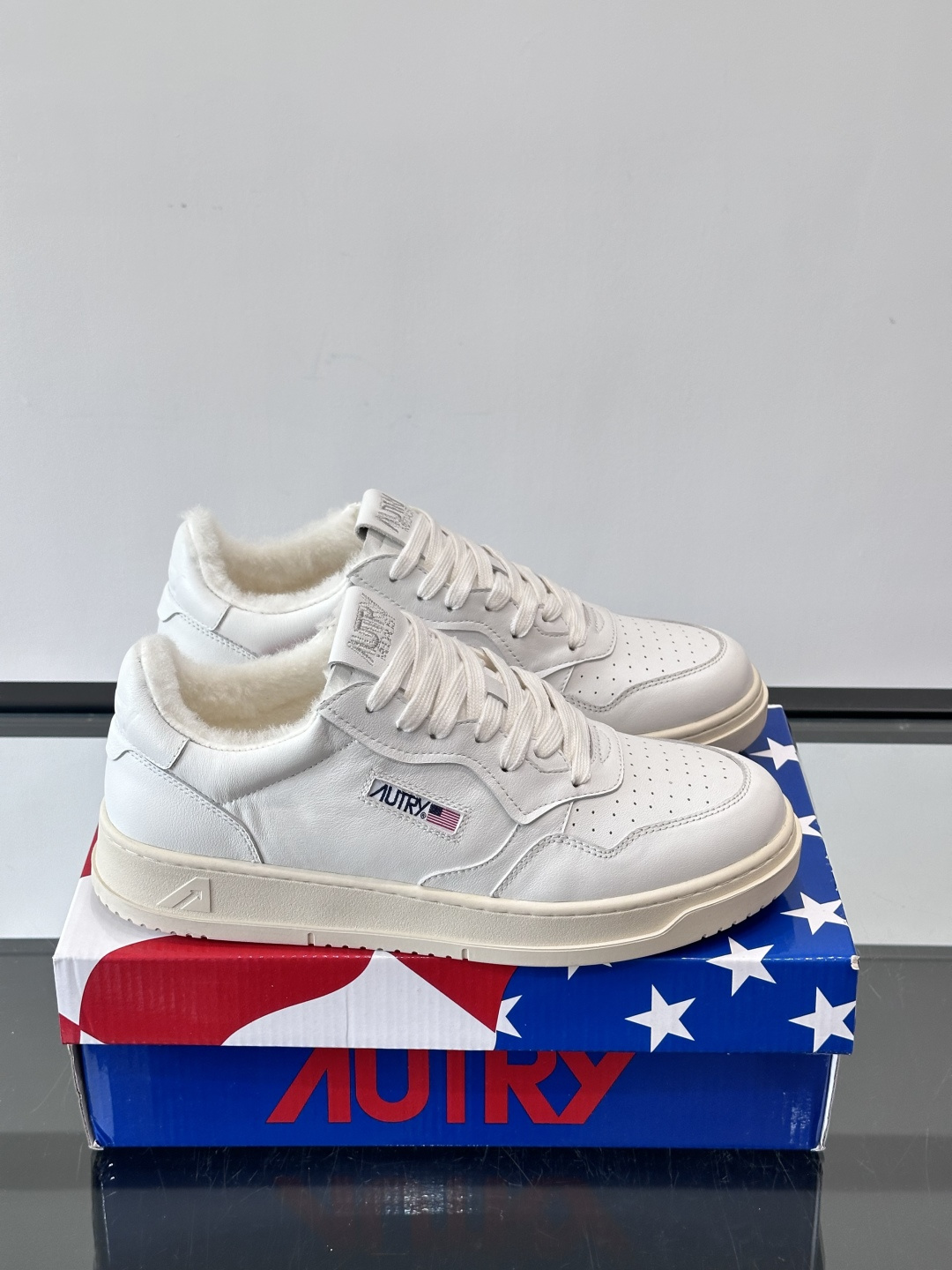 AUTRY 复古美式羊毛小白鞋AUTRY这款复古美式小白鞋，黑白配色超经典，被称为“熊猫鞋”！鞋面用头层