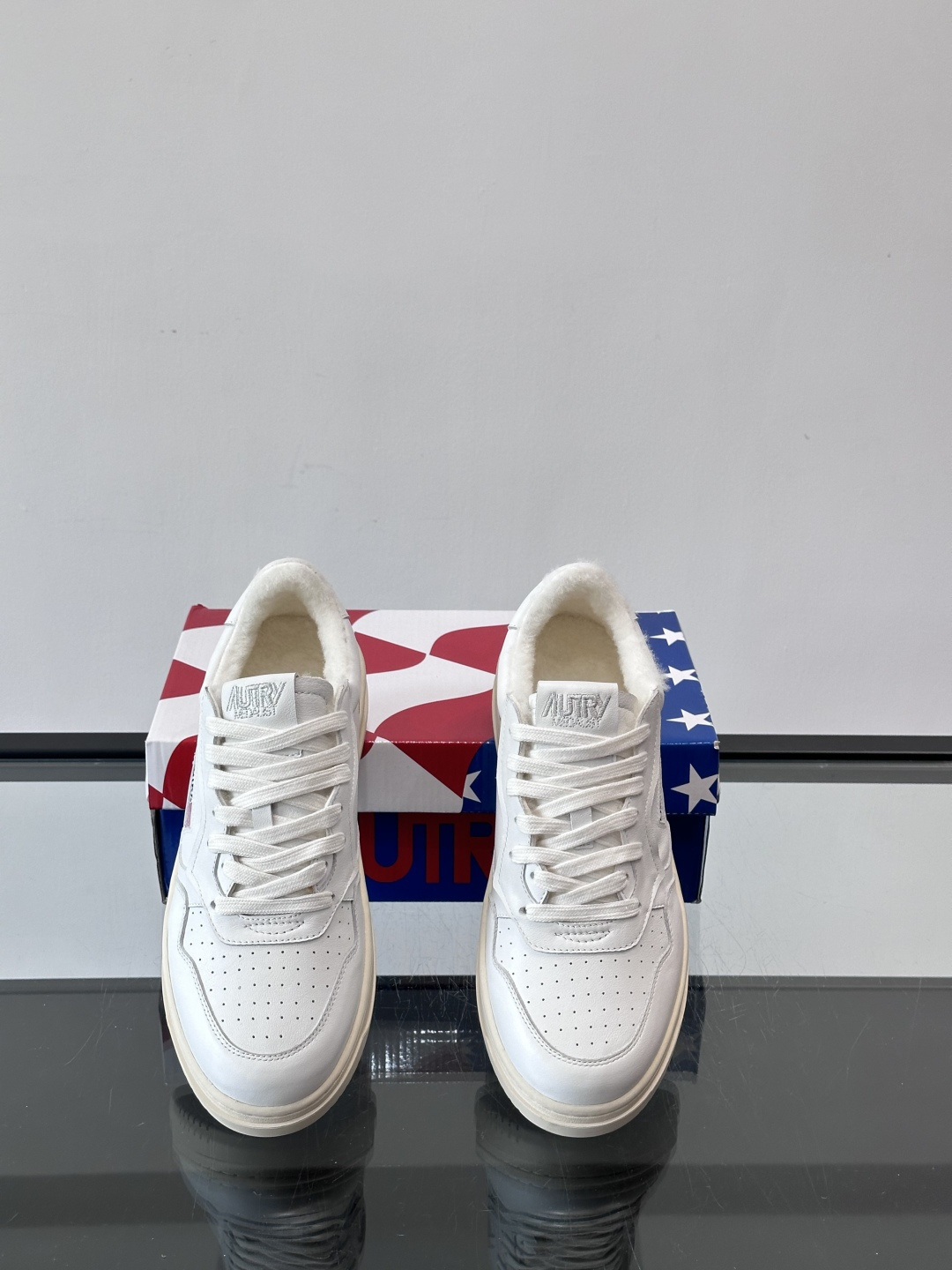 AUTRY 复古美式羊毛小白鞋AUTRY这款复古美式小白鞋，黑白配色超经典，被称为“熊猫鞋”！鞋面用头层
