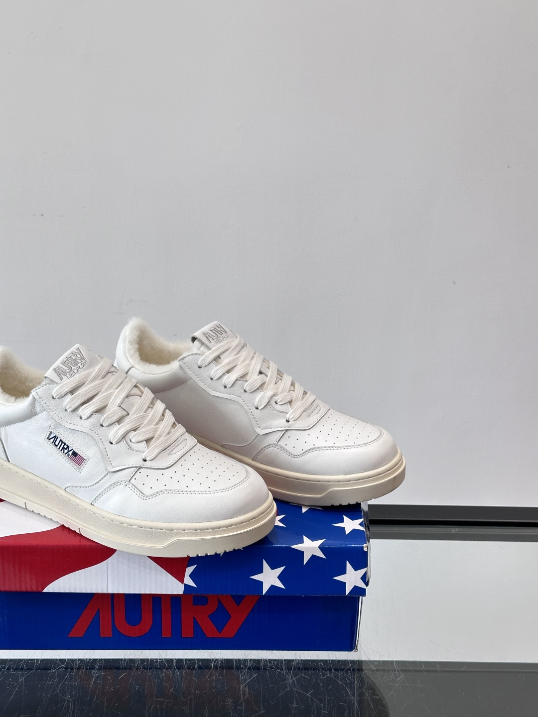 AUTRY 复古美式羊毛小白鞋AUTRY这款复古美式小白鞋，黑白配色超经典，被称为“熊猫鞋”！鞋面用头层