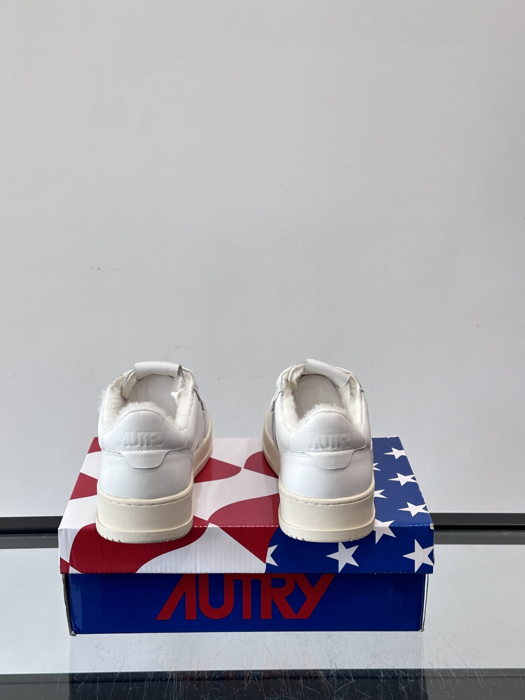 AUTRY 复古美式羊毛小白鞋AUTRY这款复古美式小白鞋，黑白配色超经典，被称为“熊猫鞋”！鞋面用头层