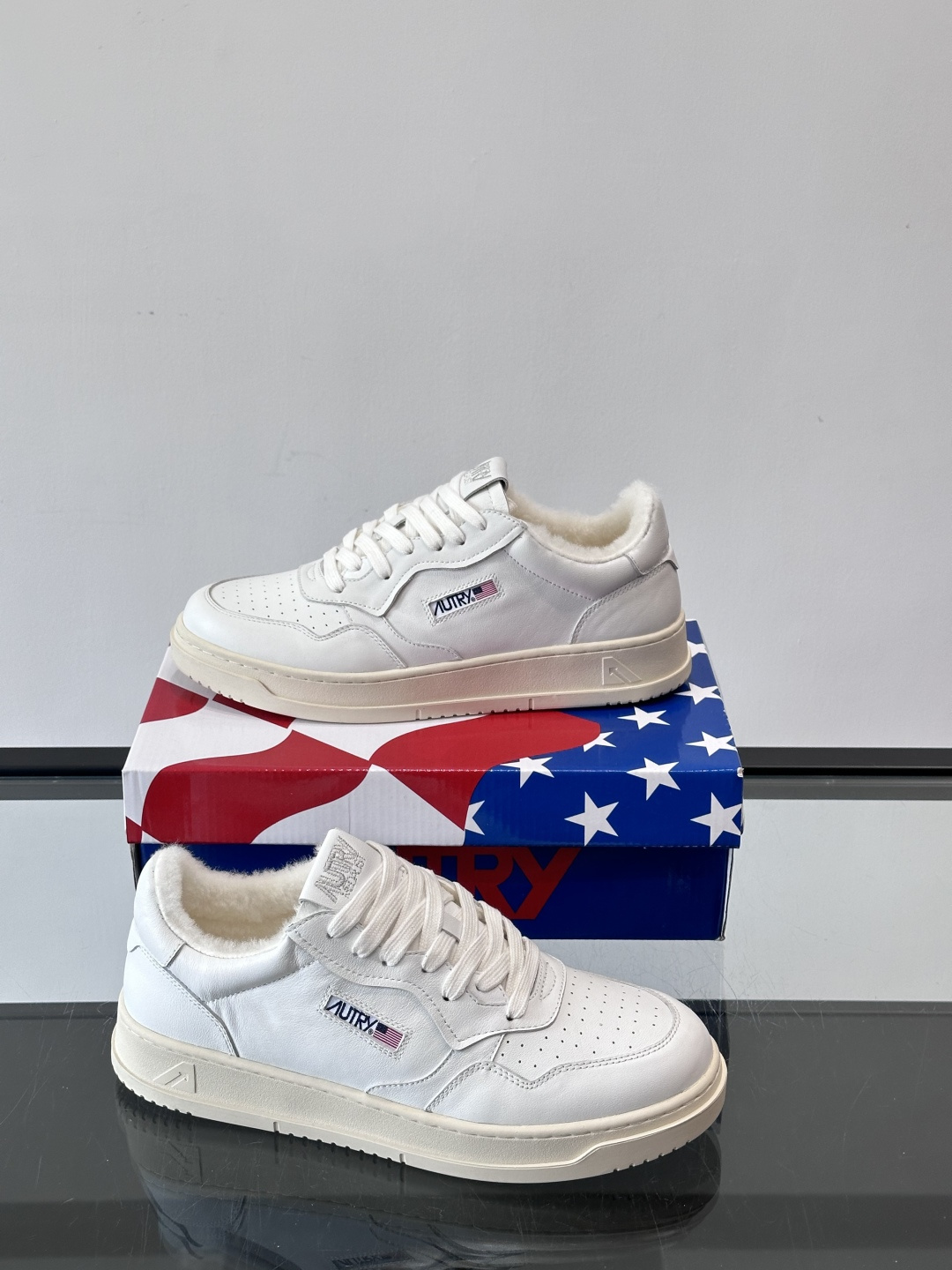 AUTRY 复古美式羊毛小白鞋AUTRY这款复古美式小白鞋，黑白配色超经典，被称为“熊猫鞋”！鞋面用头层